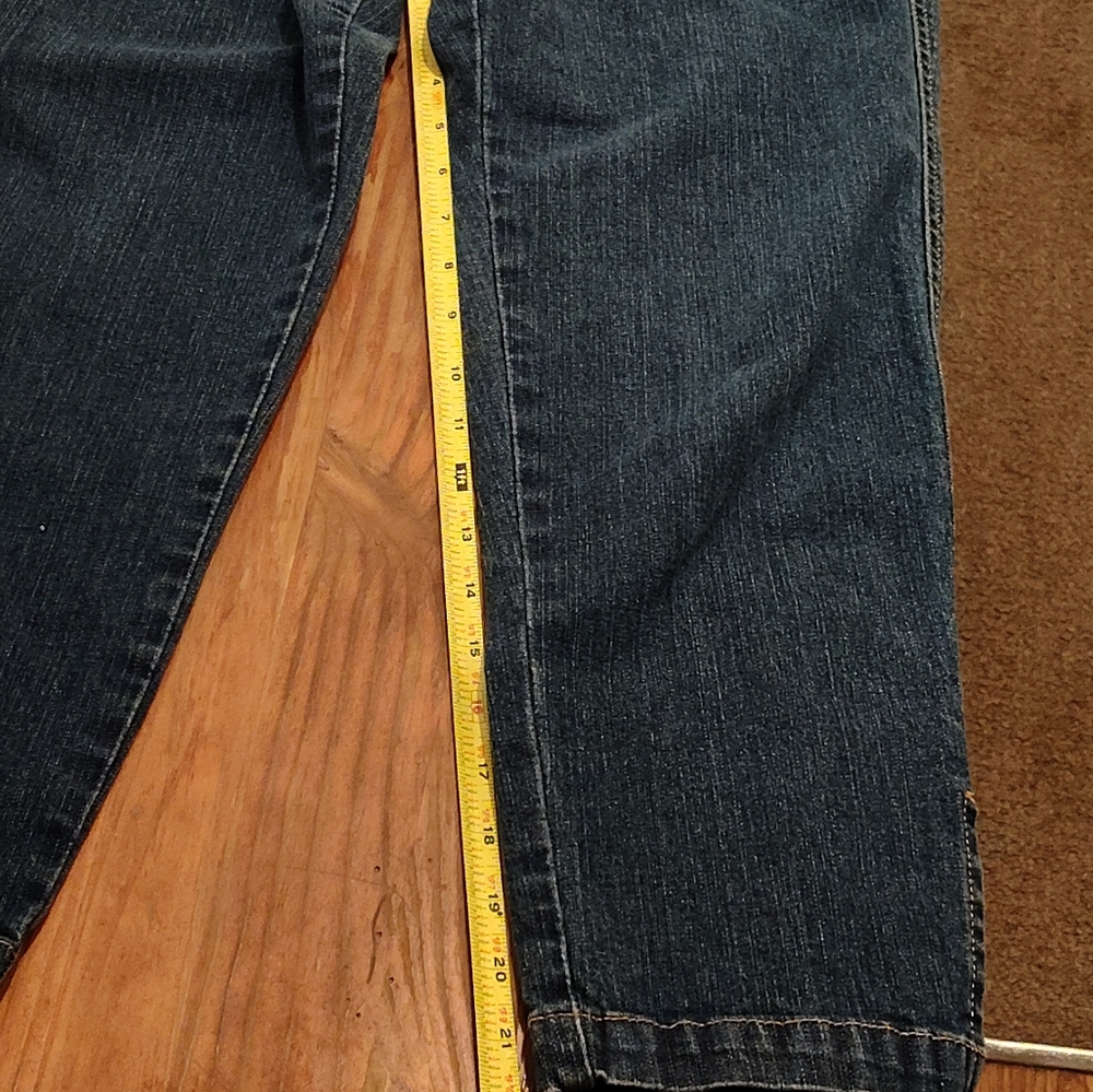 NWOT  women's Signature Levi's Classic Slim Capris - High Rise. - Picture 8 of 12